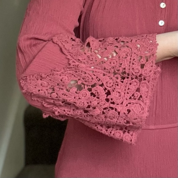 ✨Host Pick✨ Forever 21 Mauve Off-the-Shoulder Crochet Bell Sleeve Henley Romper - Picture 3 of 8